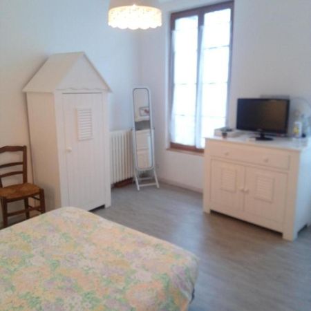 Vieux-Cognac, Chambre Avec Sa Salle De Bain Privative Exterior foto